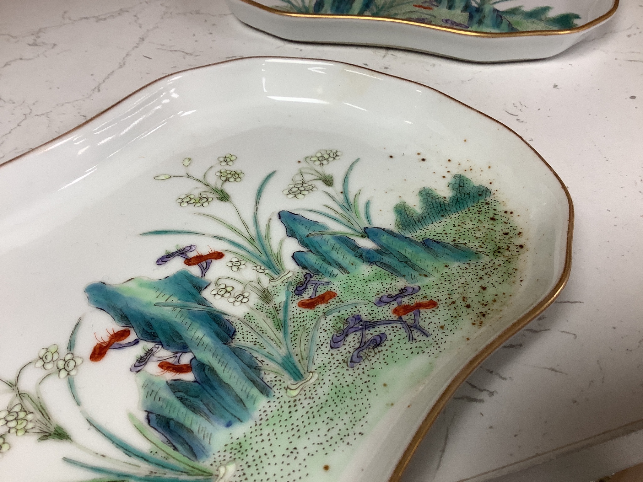 A pair of Chinese enamelled porcelain shaped dishes, length 17cm